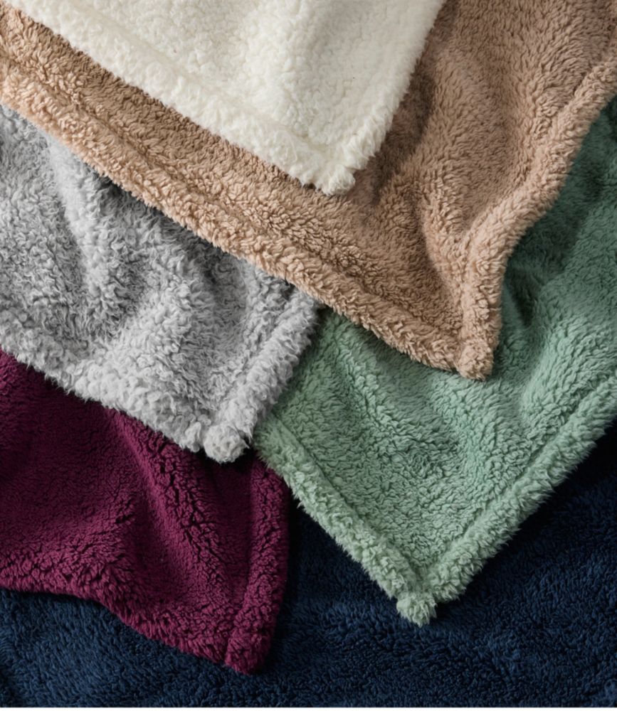 Cozy Sherpa Wearable Throw - US 8700